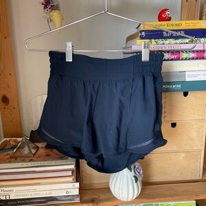 lululemon hotty hot high rise lined short 2.5”